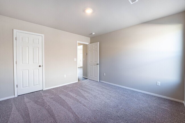 Building Photo - Beautiful Home!