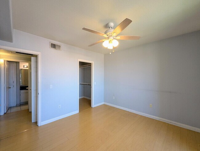 Building Photo - 4925 E Desert Cove Ave