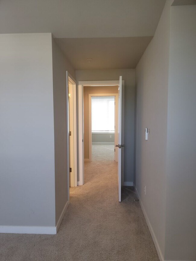 Building Photo - Stunning Tri Level 3/2.5 Townhome in the G...