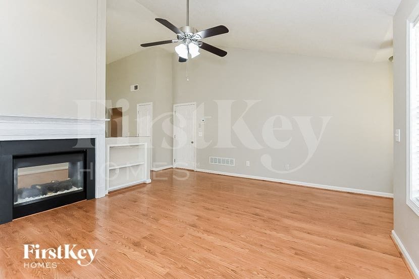 Building Photo - 307 White Oak Way