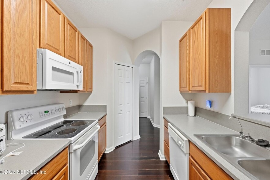 Building Photo - 7801 Point Meadows Dr