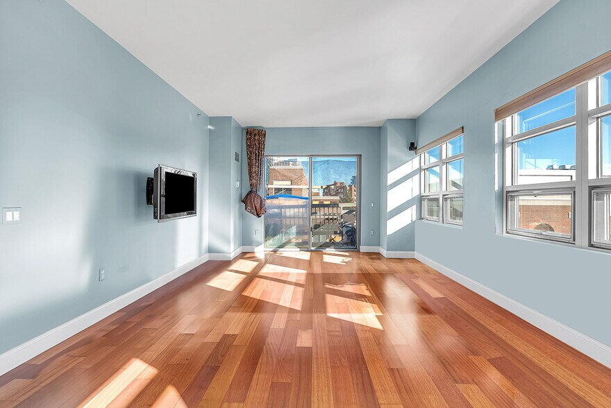 Building Photo - 17 Otis St