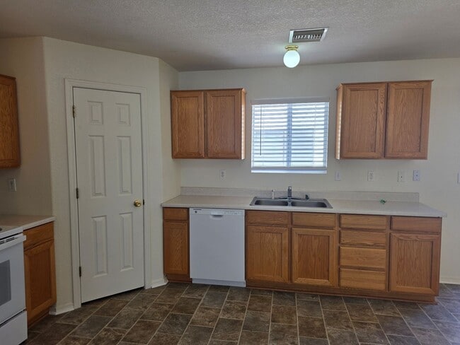Building Photo - 3 Bed/2 bath home located in desirable Holiday Shores, Bullhead City AZ.