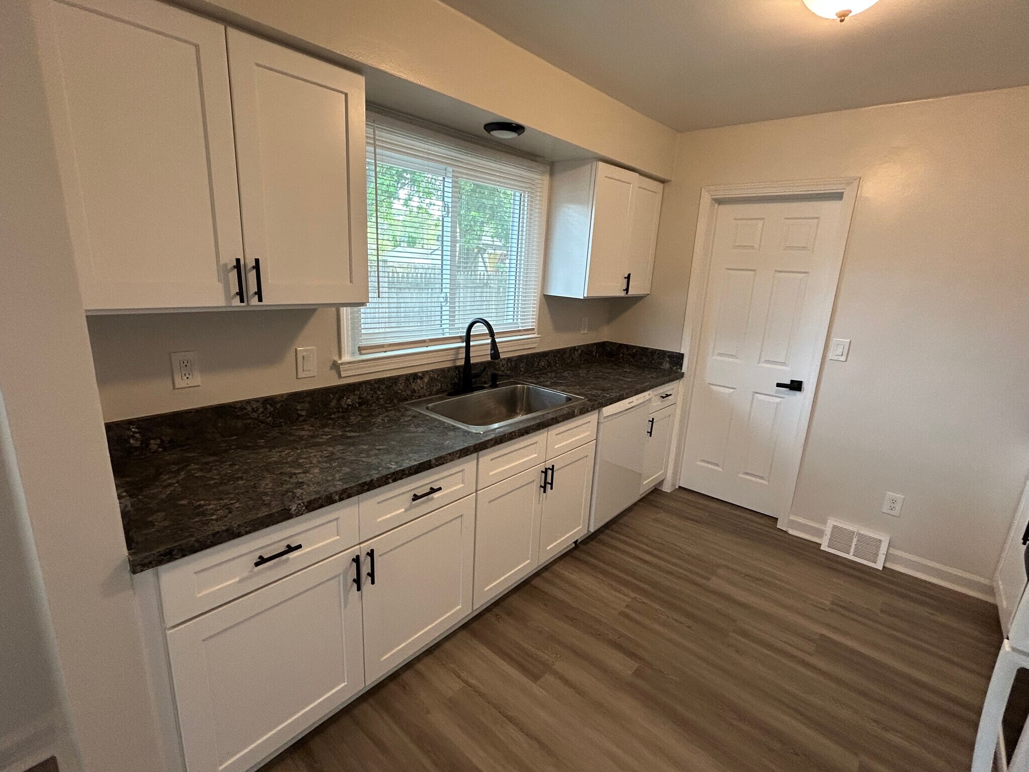 Kitchen - 12161 Inkster Rd