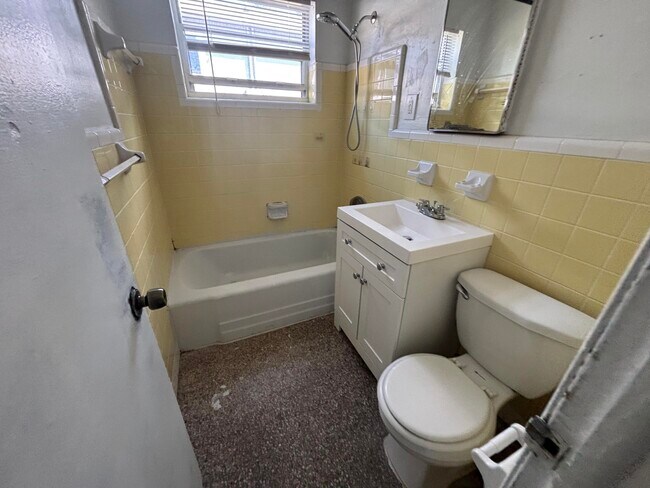 Building Photo - 812 10th St