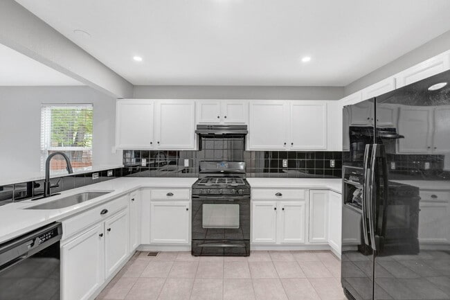 Building Photo - 6510 Stagecoach Ave