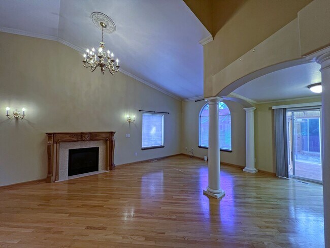 Building Photo - NE Tacoma - Large 3 bedroom 2.5 bathroom w...