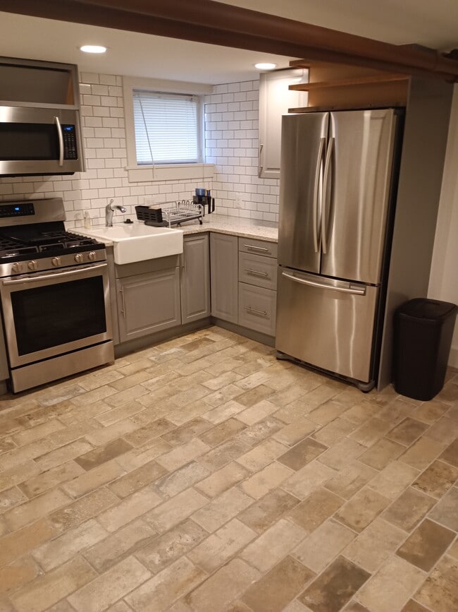 Building Photo - 2329 Clermont St