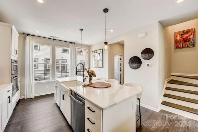 Building Photo - 203 Tamala St