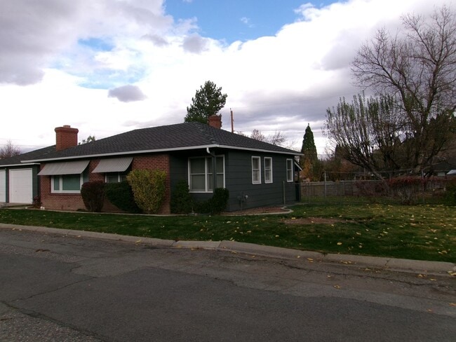 Building Photo - Beautiful 3 bedroom, 2 bath home w/4-car t...