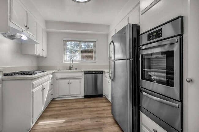 Building Photo - Stunning HUGE Top-floor 2+2 Luxury Unit