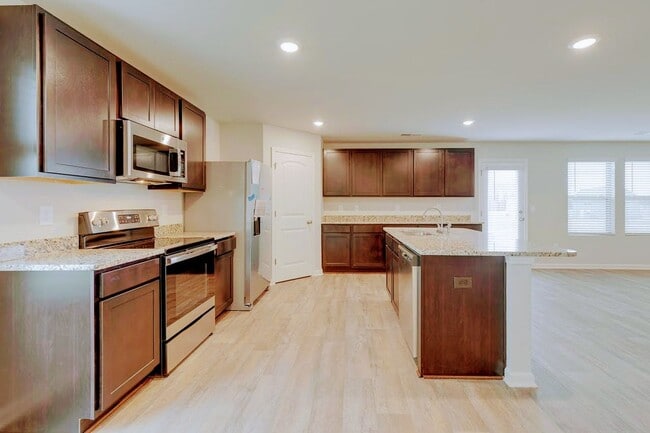 Building Photo - Beautiful Rental Home Features 5 Beds/3.5 ...