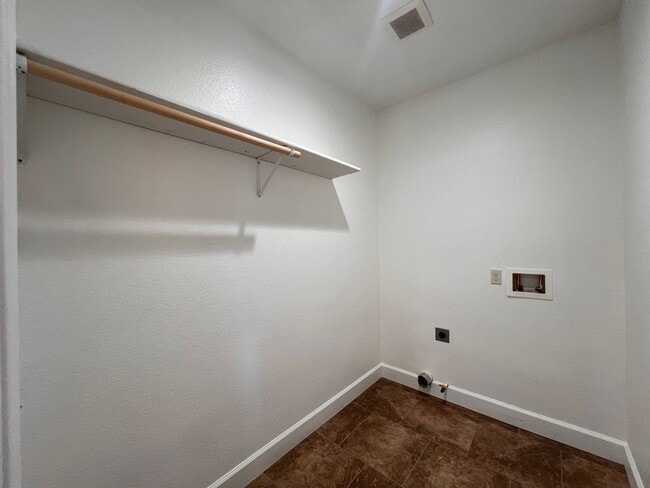 Building Photo - FANTASTIC 2 STORY HOME, 3 bedroom, 2.5 bat...