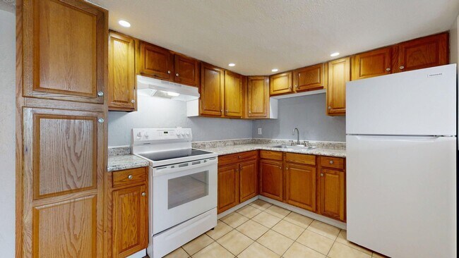 Building Photo - Elyria - updated 2 bedroom/1 bath townhouse.