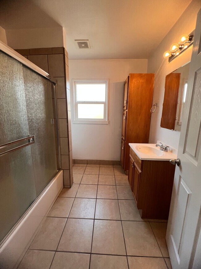 Building Photo - 638 N O St