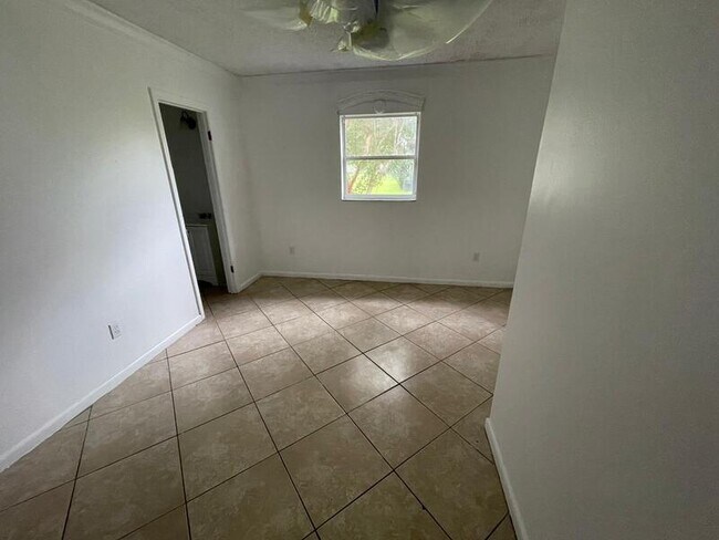 Building Photo - 1674 Louis Dr