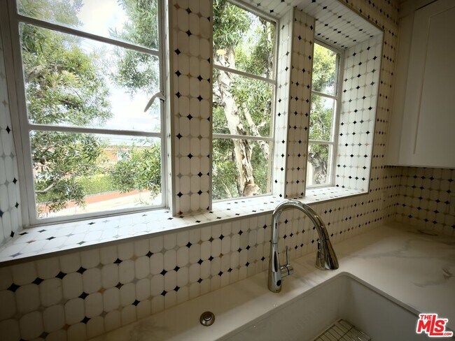 Building Photo - 378 S La Jolla Ave