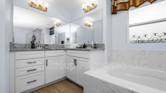 Building Photo - 4762 Drake Ave