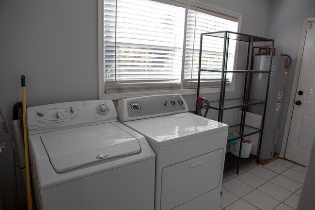 Building Photo - 419 43rd St