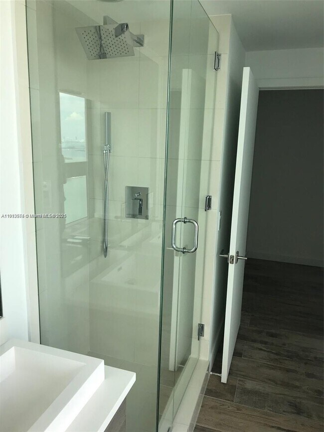 Building Photo - 650 NE 32nd St