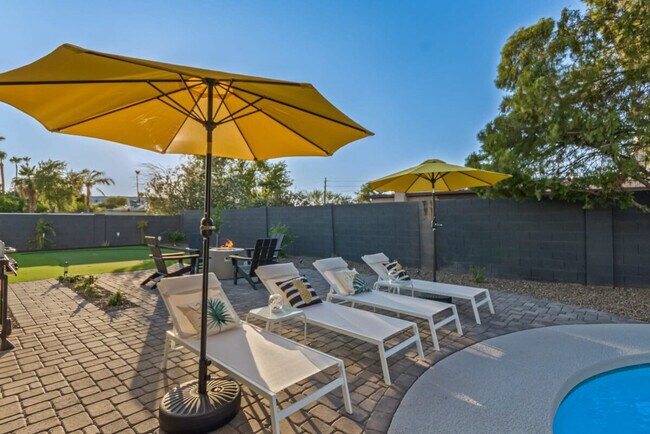 Building Photo - 5002 E Paradise Dr