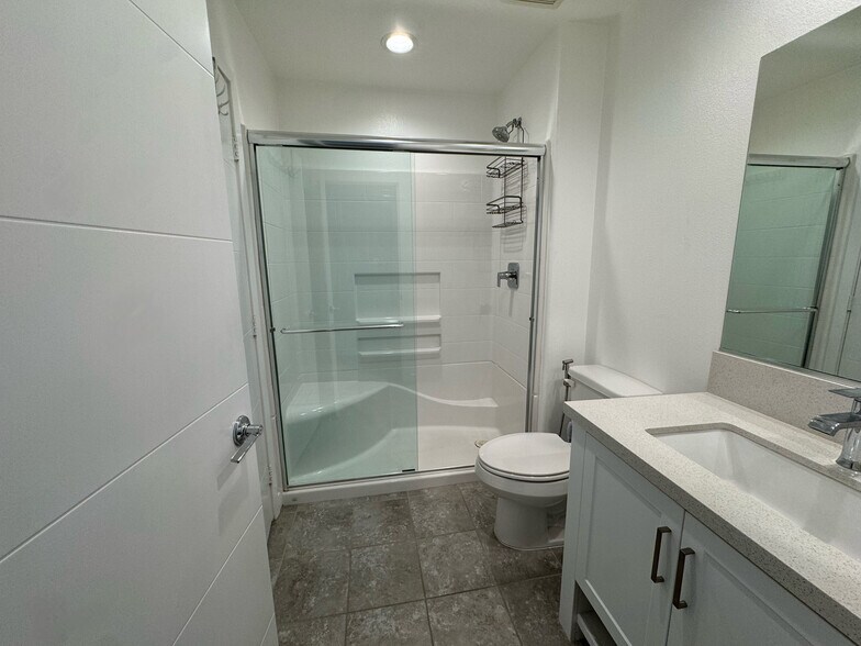 en suite bath - 13031 Centre Dr