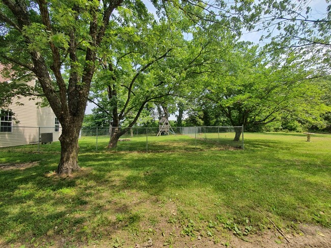 Building Photo - Country Home