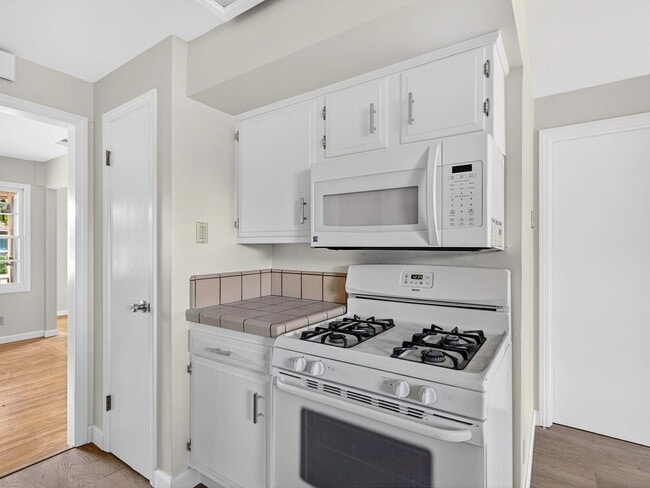 Building Photo - Single level home, convenient, charming neighborhood