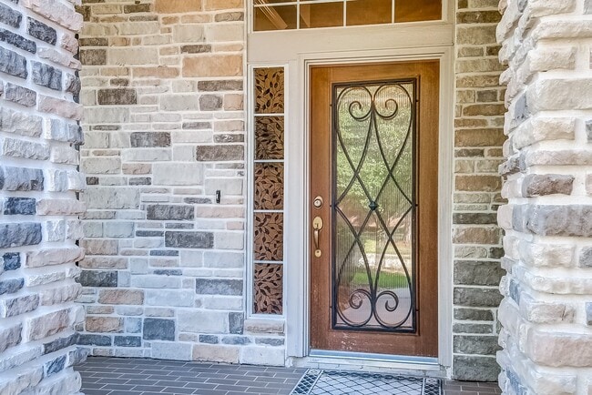 Building Photo - 18318 Hampton Hills Dr