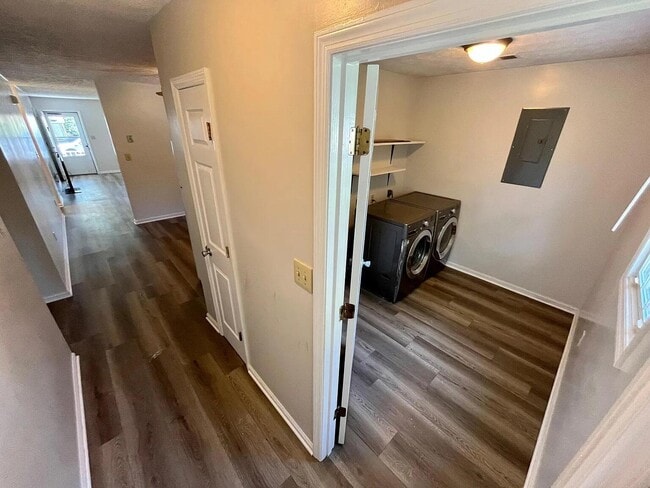 Building Photo - 1086 Duncan Ave