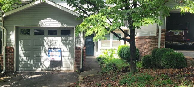 Primary Photo - Knoxville 37923 - 2 bed 2.5 bath condo - c...