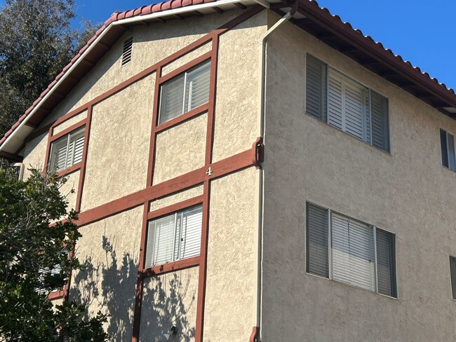 Building Photo - Coming Soon!! Spacious condo at Ascot Park Villas!!!