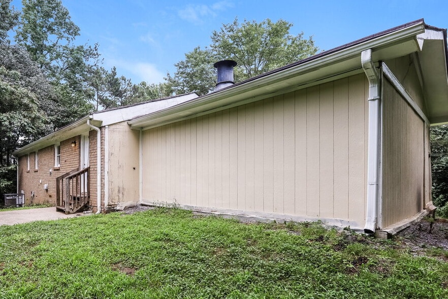Building Photo - 1338 W Stoneybrook Dr