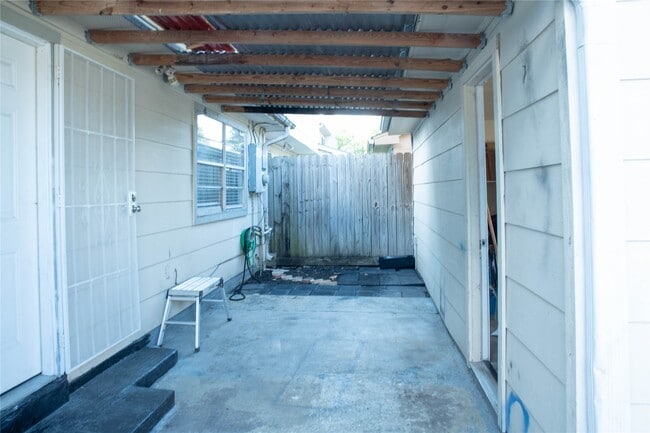 Building Photo - 6411 S Briar Bayou Dr