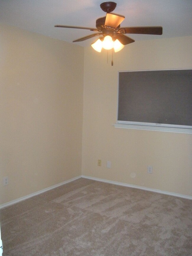 Building Photo - Milwood - Spacious  4 Bedroom - Apple - Or...