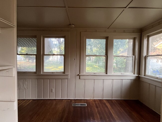 Building Photo - 2 Bedroom 1 Bath for Lease!!