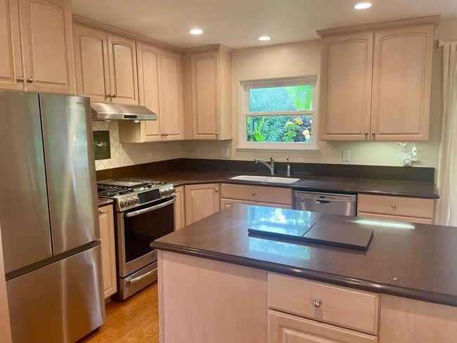 Building Photo - Carpinteria 3 Bedroom House - Available Au...