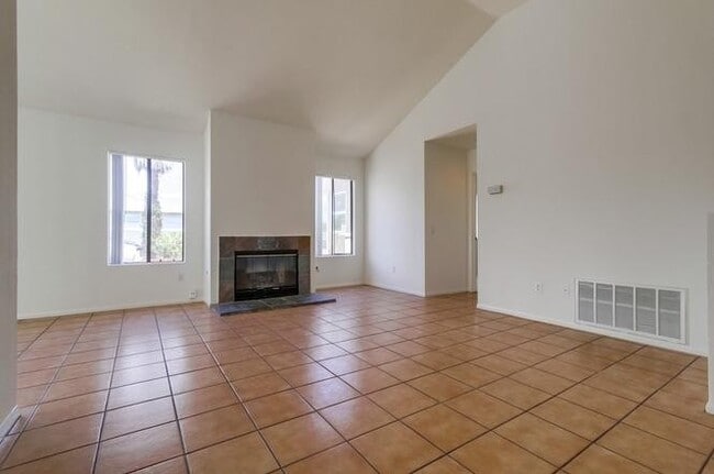 Building Photo - 3BD/3BA Townhome Available in Pacific Beach! ***Get a discounted price for $4,400 if you move in ...