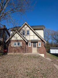 Building Photo - Beautiful 2 bedroom house with large yard, off street parking.  Ready to move in!