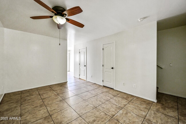 Building Photo - 2419 W Vista Ave