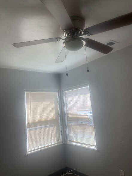 Building Photo - 333 S Inez St