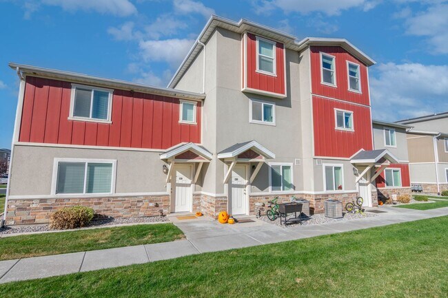 Building Photo - *Tucker Row in Vineyard