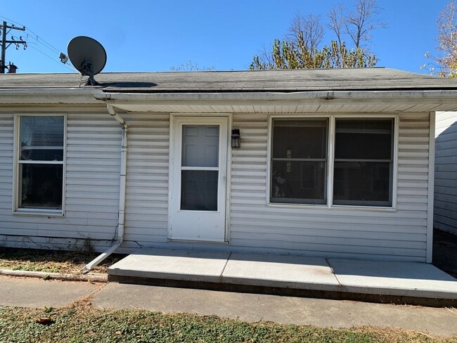 Primary Photo - 406 E Main St