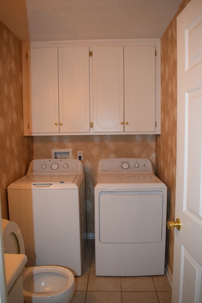 Building Photo - 142 S Springview Dr