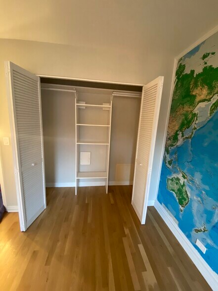 2nd bedroom - 6884 W Touhy Ave