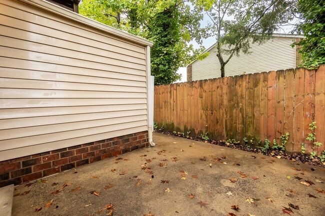 Building Photo - Two Bedroom End Unit Home!