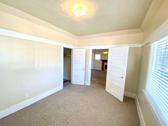 Building Photo - 1513 W 45th St