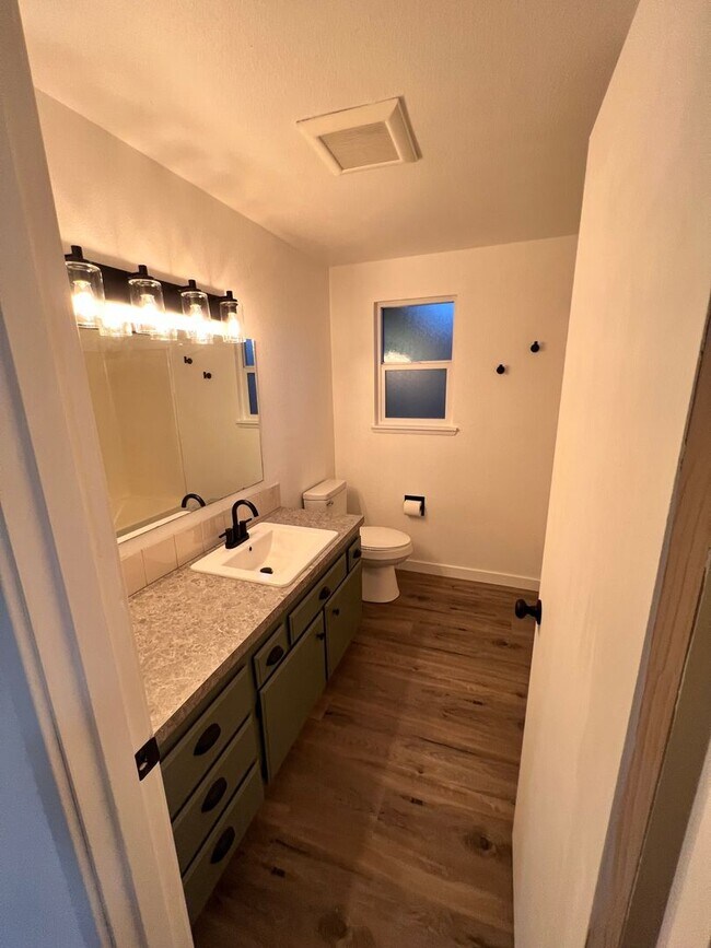 Building Photo - Duplex Must See Stunning Updated 2BR/1BA/1 car garage Avail. June 5th