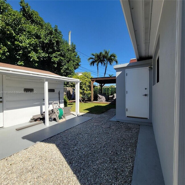 Building Photo - 1037 W 23rd St