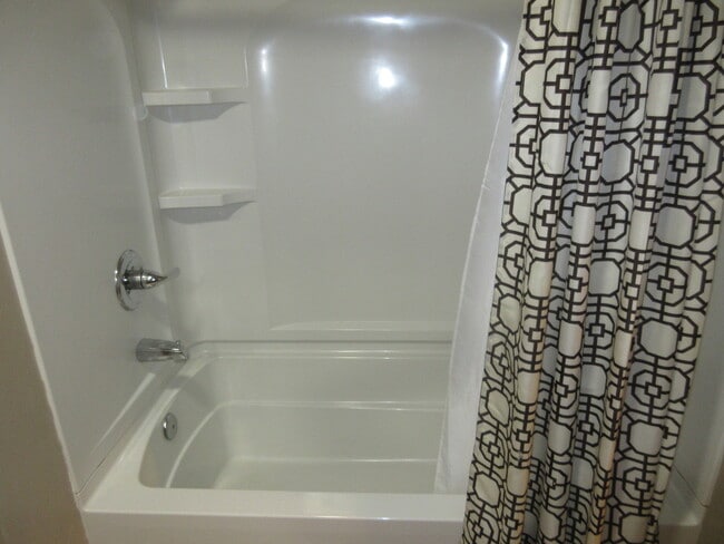 Building Photo - $1,780 - 3 Bedroom 1.5 Bathroom Unfurnishe...